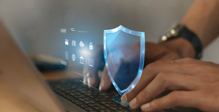 Ilutrasi seseorang sedang menggunakan laptop yang telah aman