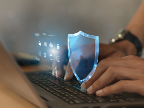 Ilutrasi seseorang sedang menggunakan laptop yang telah aman