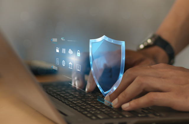Ilutrasi seseorang sedang menggunakan laptop yang telah aman