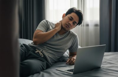 Bahaya menaruh Laptop di atas kasur