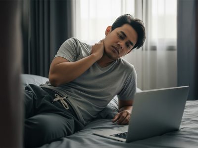 Bahaya menaruh Laptop di atas kasur