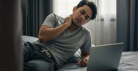 Bahaya menaruh Laptop di atas kasur