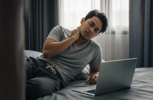 Bahaya menaruh Laptop di atas kasur