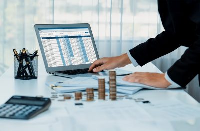 Seorang karyawan FSI sedang memakai laptop kerja