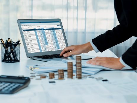 Seorang karyawan FSI sedang memakai laptop kerja
