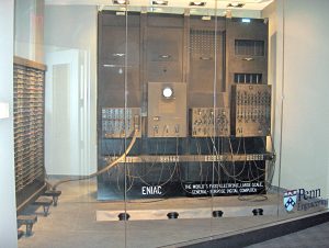Komputer ENIAC raksasa tahun 1946 dengan ribuan tabung vakum yang memenuhi ruangan.